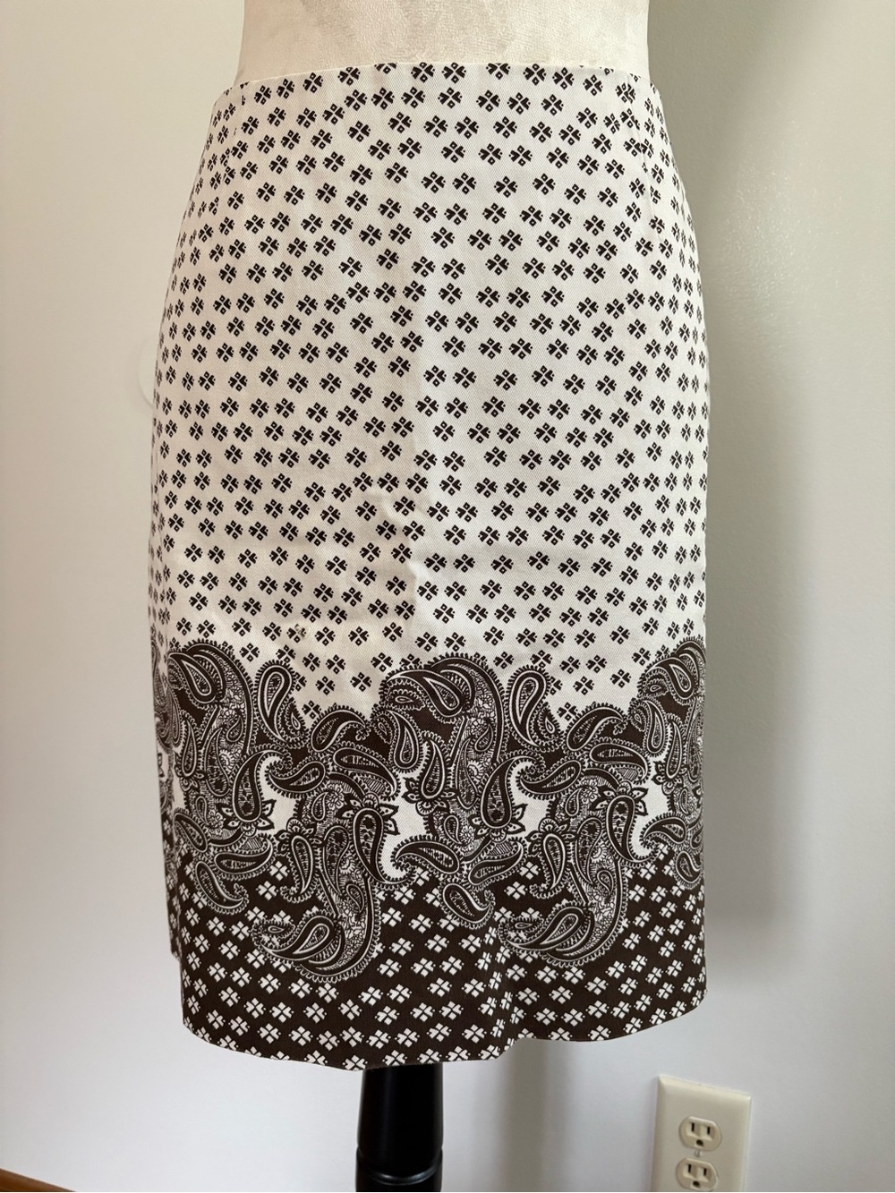 Geoffrey Beene Sport Stretch Paisley Mini Cream/Brown Skirt Size 10